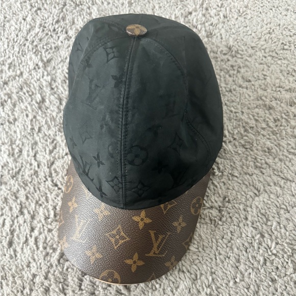 Louis Vuitton hat - Picture 1 of 3